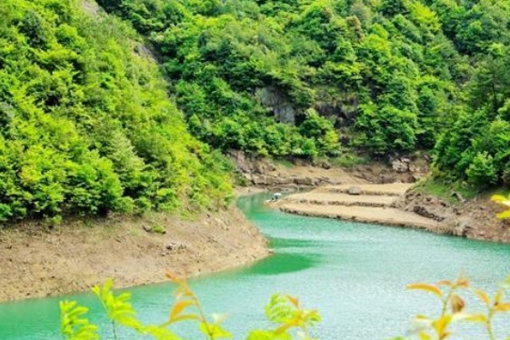 Baizhang Pond
